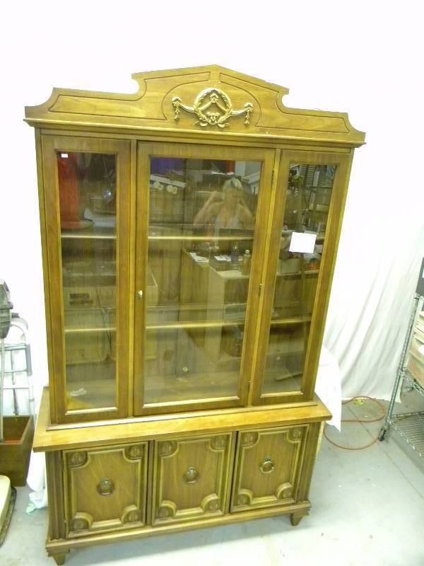 lot 167 image: 2 piece Hutch