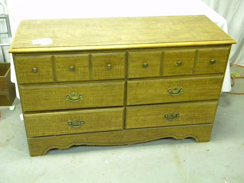 lot 11 image: 6 Drawer Dresser