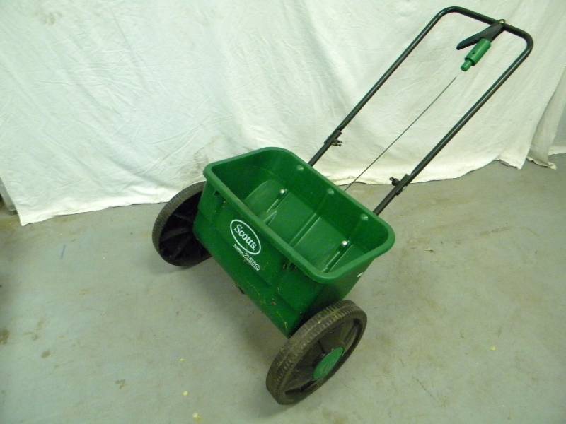 lot 212 image: Scotts Spreader