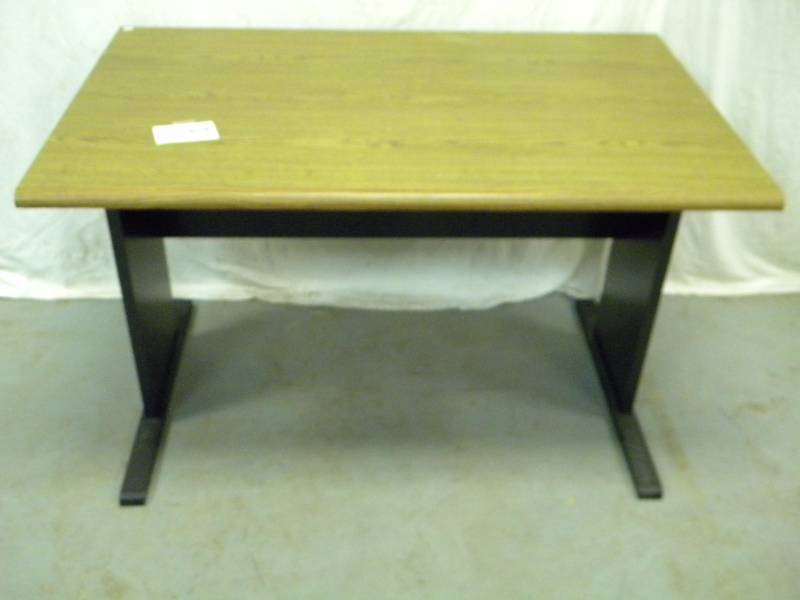 lot 9 image: Computer Desk