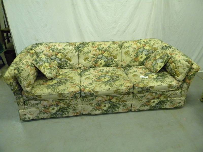 lot 7 image: Vintage FlexSteel Couch