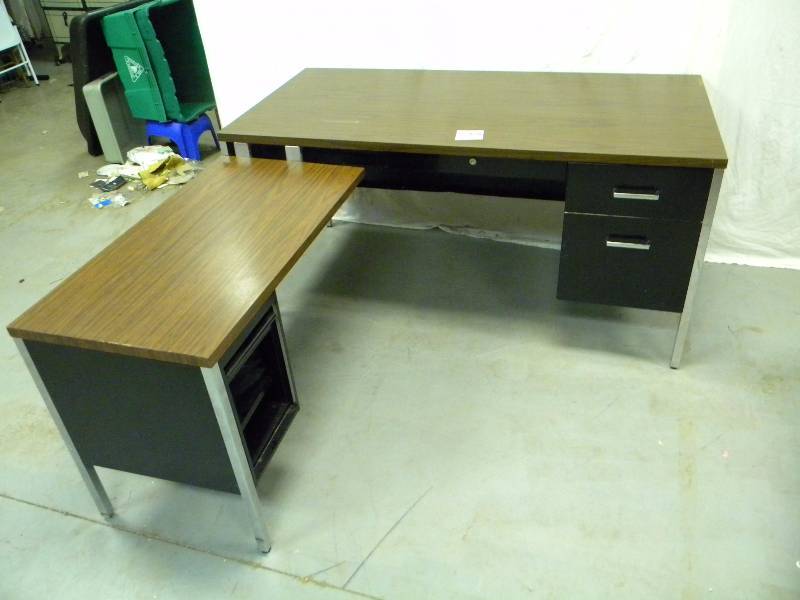 lot 8 image: Metal Desk