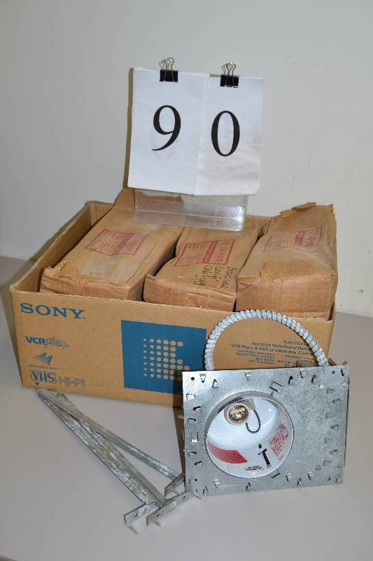 lot 90 image: Can lights