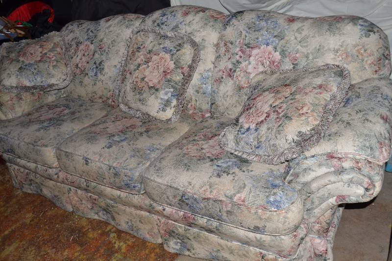 lot 9 image: Flowered couch