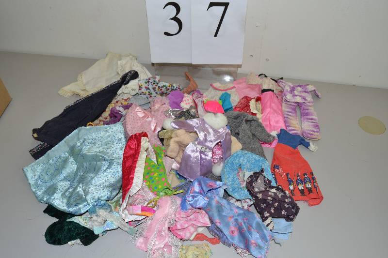 lot 37 image: Barbie doll clothes