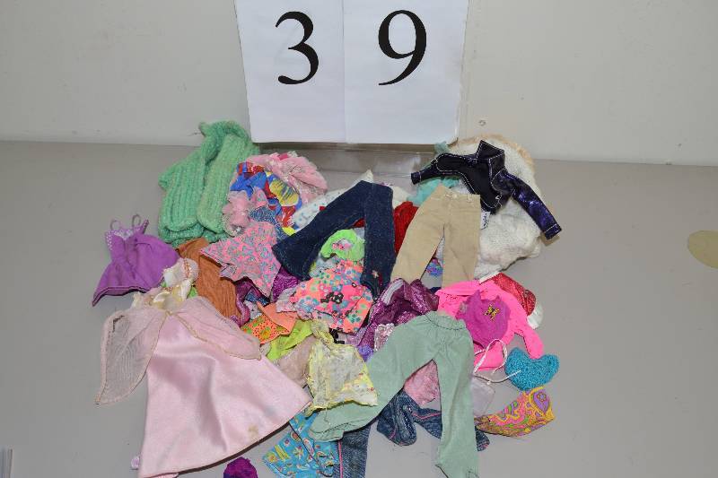 lot 39 image: Barbie doll clothes