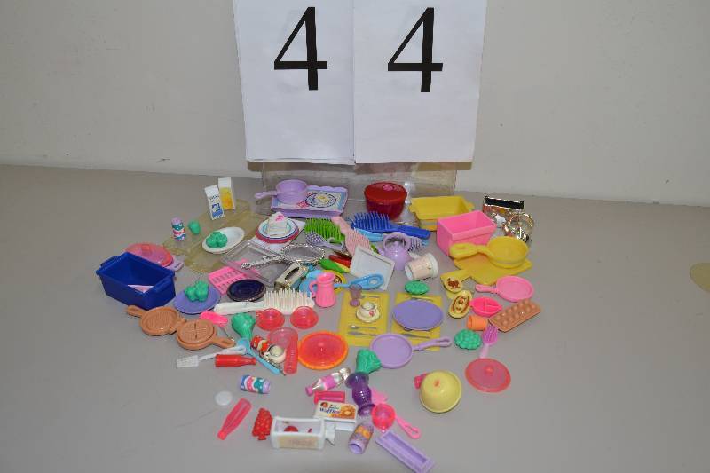 lot 44 image: Barbie doll accessories