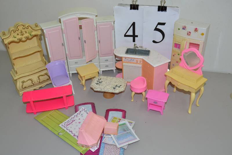 lot 45 image: Barbie doll accessories