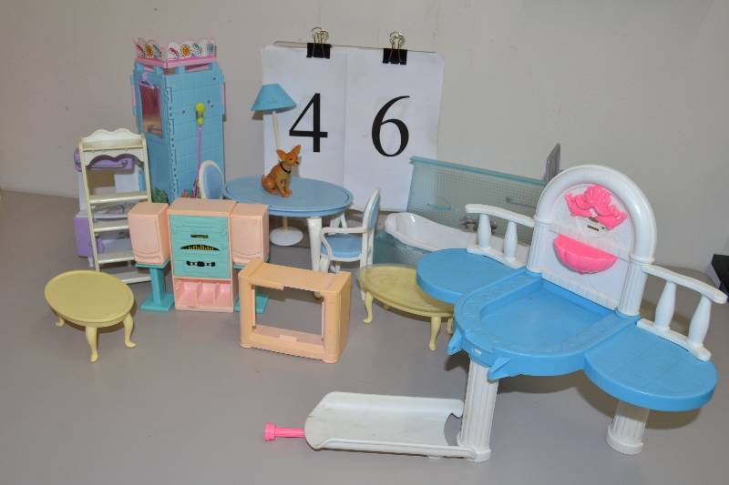 lot 46 image: Barbie doll accessories