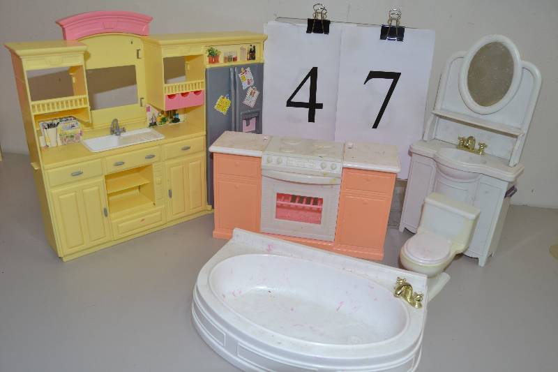 lot 47 image: Barbie doll accessories