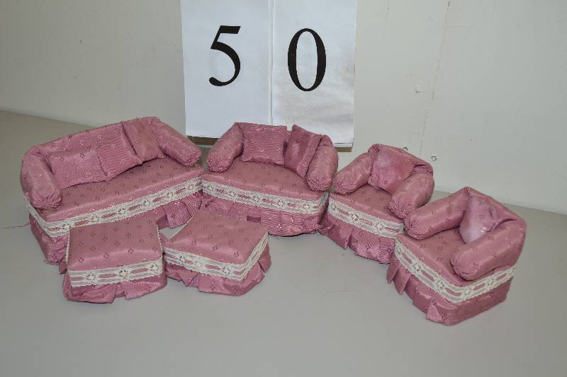 lot 50 image: Doll accessories