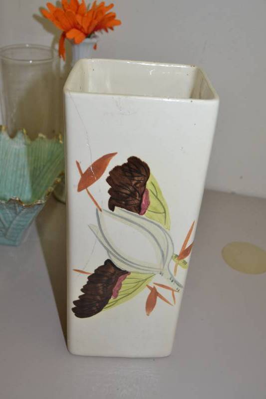 lot 60 image: Planters & Vases - plate