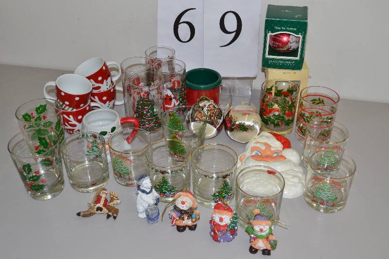 lot 69 image: Christmas items