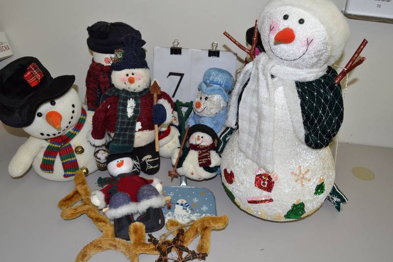 lot 71 image: Snowmen