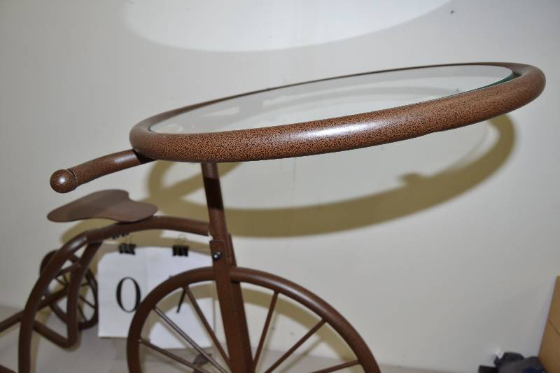 lot 7 image: Tricycle shaped table