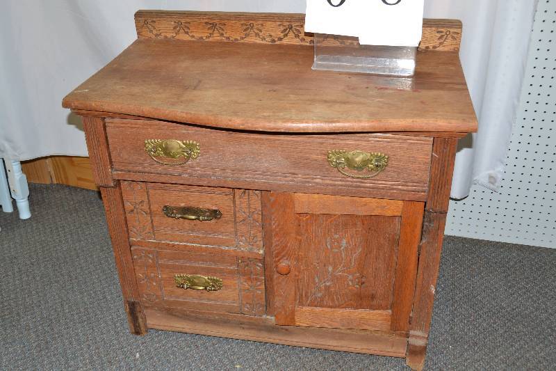 lot 8 image: Vintage Spoon carved Commode