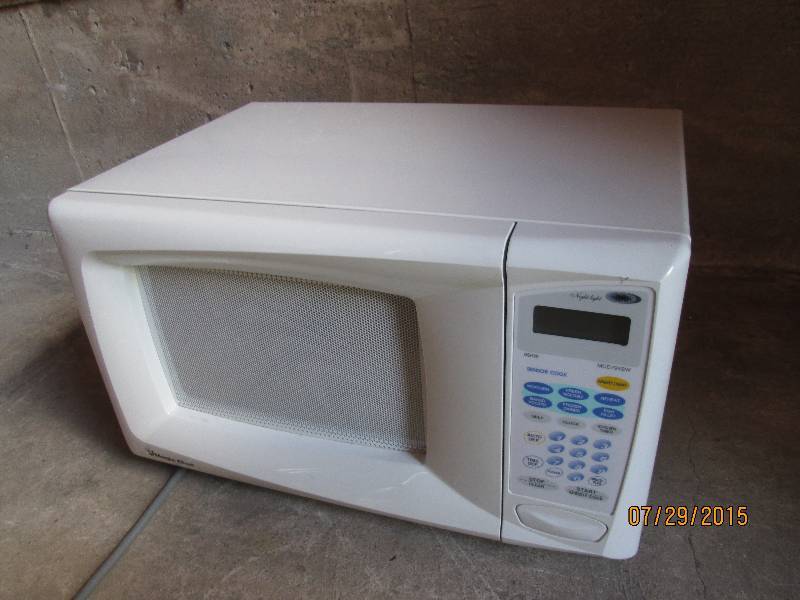 Very clean Magic Chef microwave...