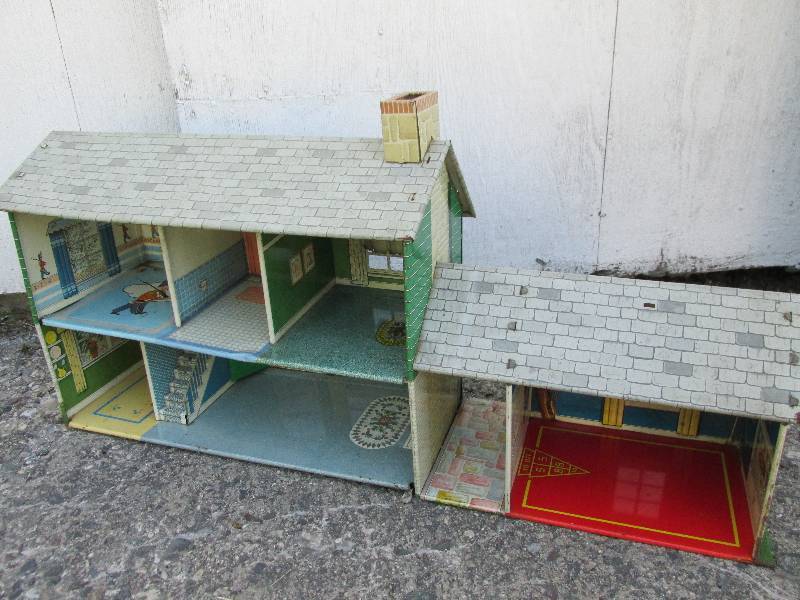 Vintage metal doll house with furni...