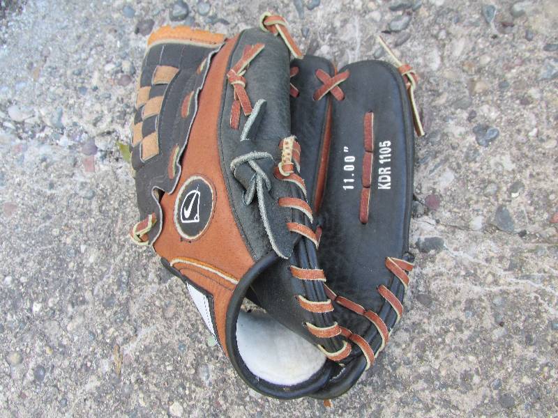 11 Nike baseball glove in great co...