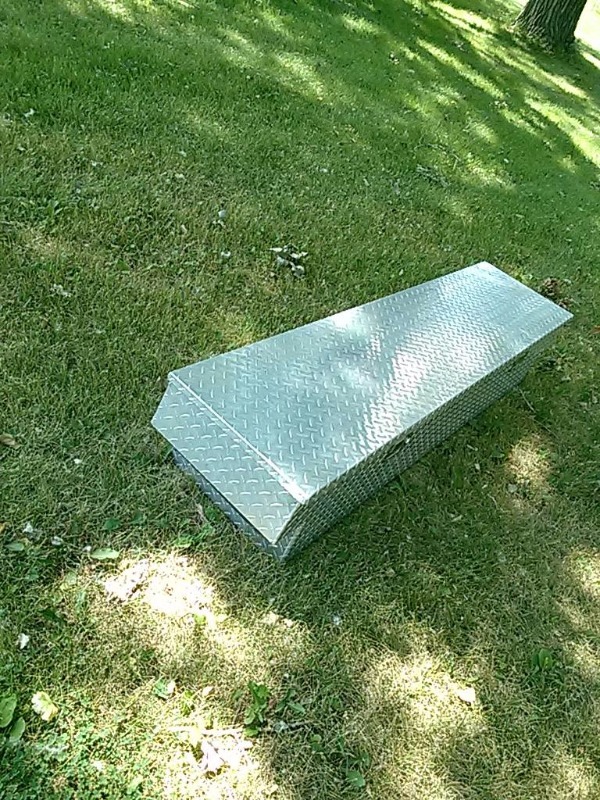 DIAMOND PLATE LOW PROFILE FULL SIZE TRUCK TOOL BOX-LIKE NEW