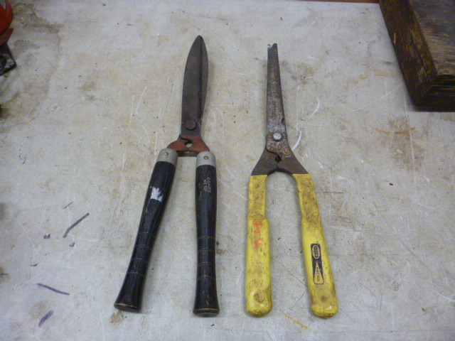 2 Trimmers