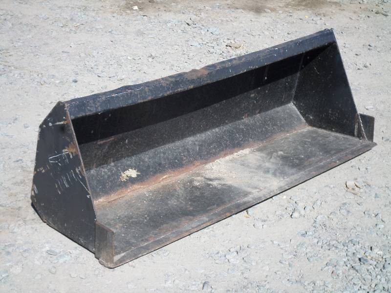 lot 7 image: 68 Tractor Loader Bucket, 4-Pin Mo...