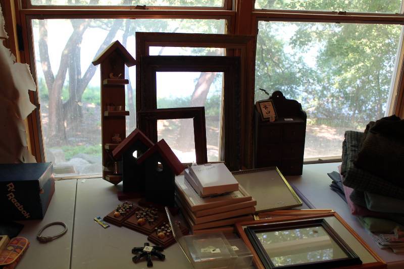 lot 92 image: Table Lot Including Picture Frames Wooden House Decoration Wall Hanging Wooden Decoration, 3-Pieces And More.