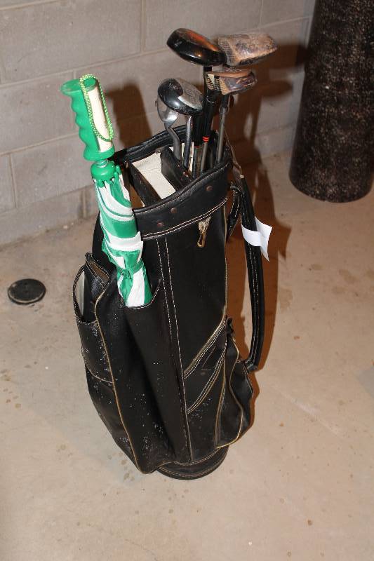 lot 60 image: Golf Bag w Golf Drivers & Umbrella, app. 6 ct.