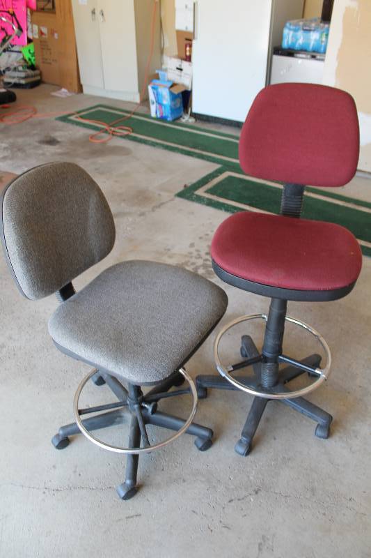 lot 52 image: Lot of (2) Office Chairs wFoot Rest & Adjustable Height.