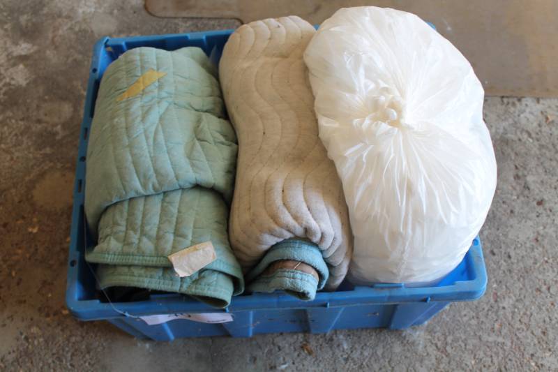 lot 49 image: Tote Lot Including Blankets And More.