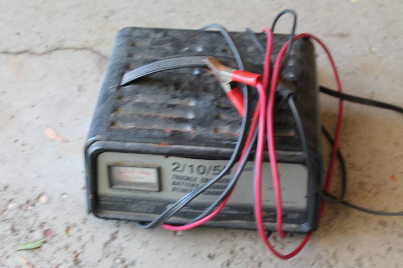 lot 44 image: Crafstman 21050 Batter Charger wTrickle Charge & Starter Charge Includes Cables.