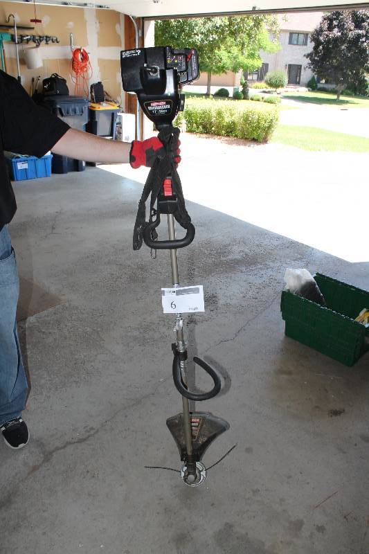 lot 6 image: Craftsman Weed Wacker 17 25cc Gas Powered.
