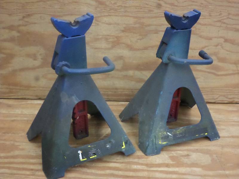 lot 31 image: Set Of Heavy Duty Jack Stands ...