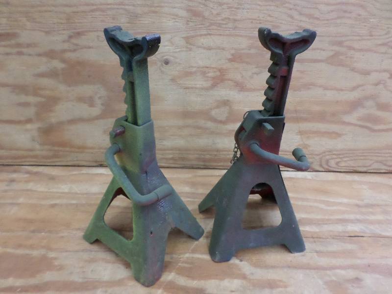 lot 32 image: Set Of 3-Ton Jack Stands ...
