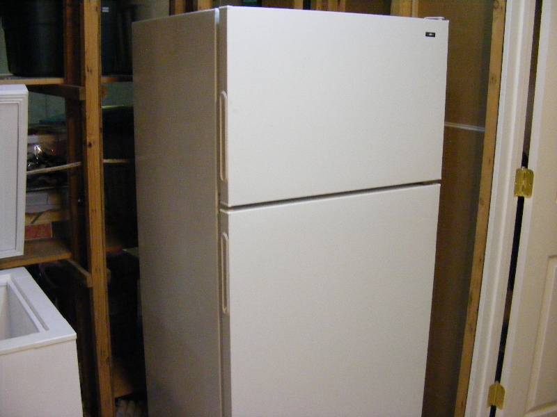 Hotpoint Refridgerator with Top Freezer