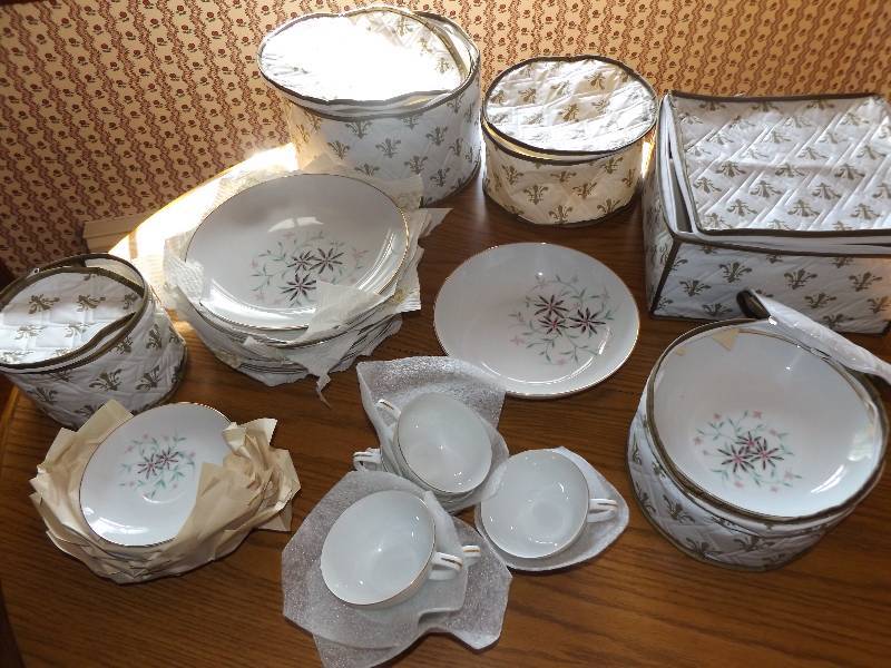 8 piece setting Contour China Startime Japan, 1 lg bowl, storage bags.