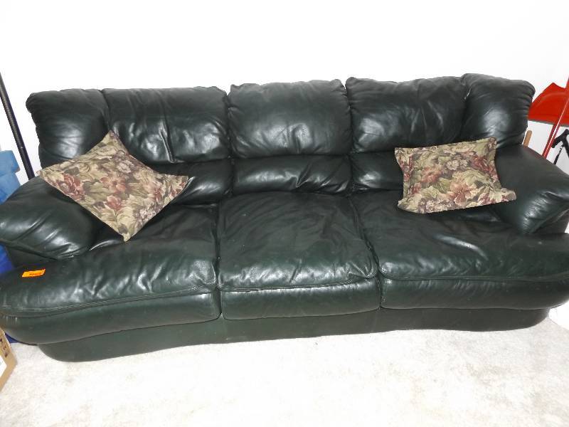 Franklin sofa with 2 pillows (dk green)