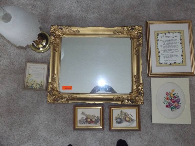 Medium size mirror, 5 pictures, table lamp.