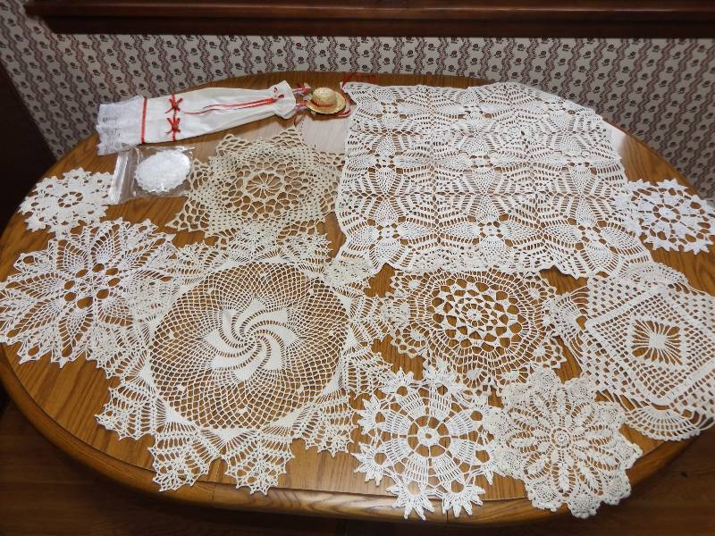 18 doilies, 1 dress decoration