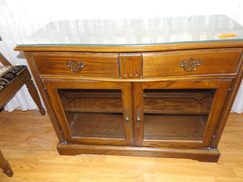 Small buffet hutch with 2 drawers, 2 glass doors.