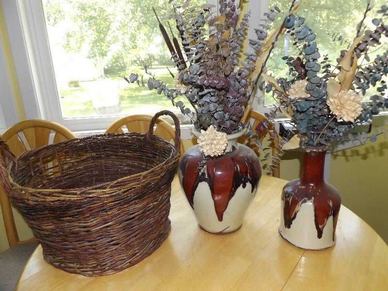 Baskets, 2 Pier 1 vases with fake flowers.