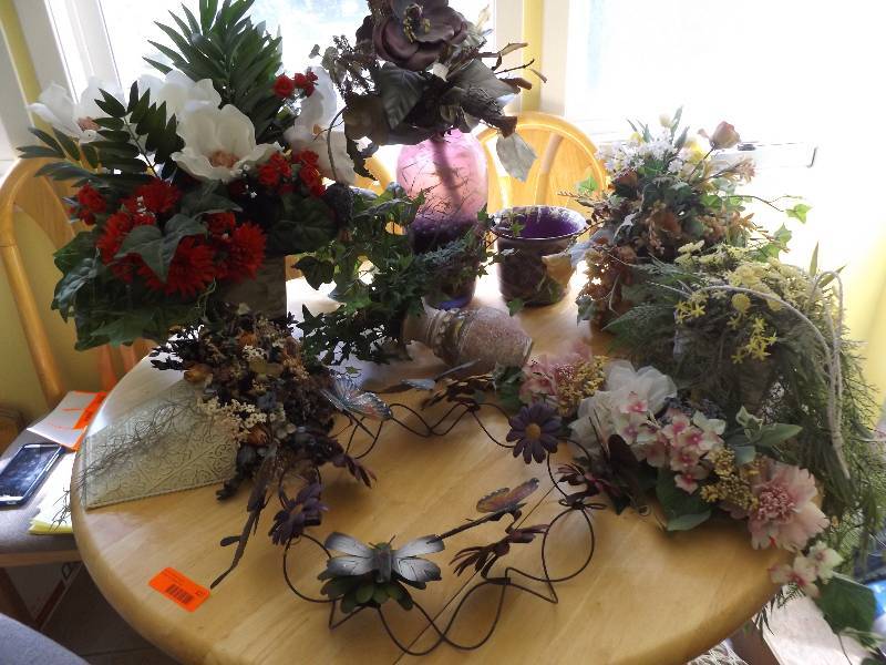 Vases, decorations, flower arrangements.