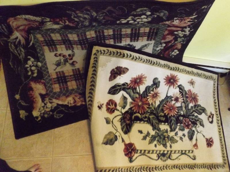 2 rugs (fox edge, floral)