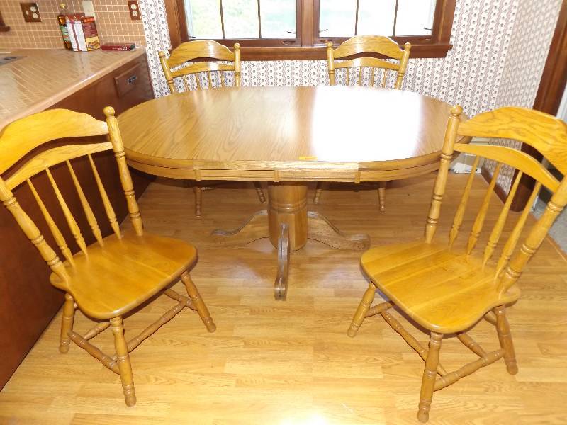 Kitchen table with 2 leaves and 4 chairs.