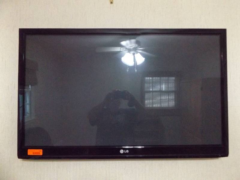LG plasma tv 42� with stand and remote.