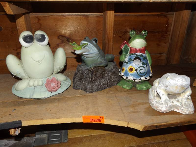 4 frog yard decorations