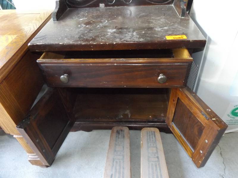 Cabinet with 1 drawer and 1 door.