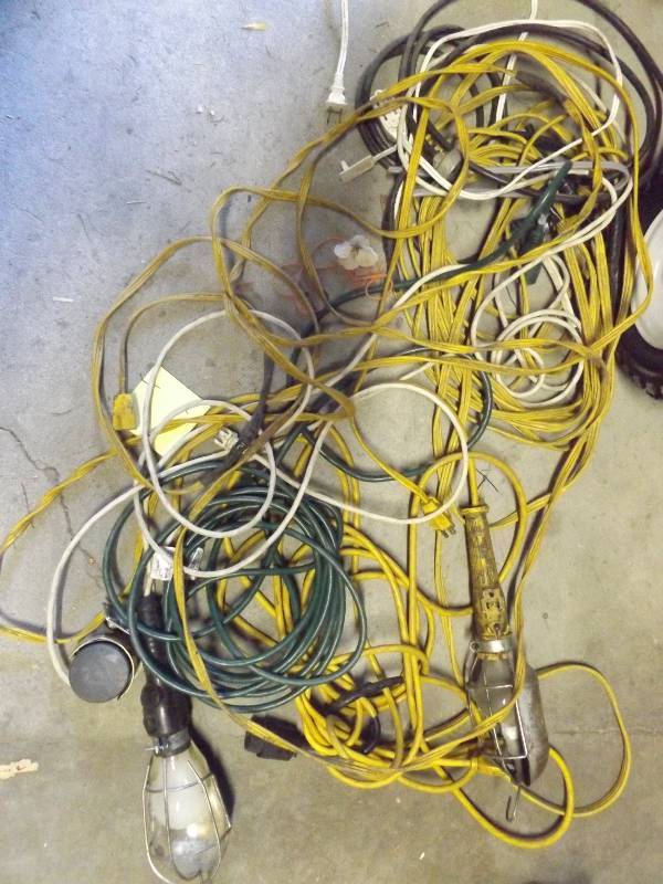 2 trouble lights and multiple electrical cords