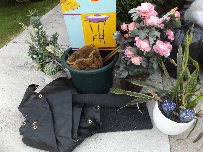 Planters, birdbath, tarp screen, rug, garden statue