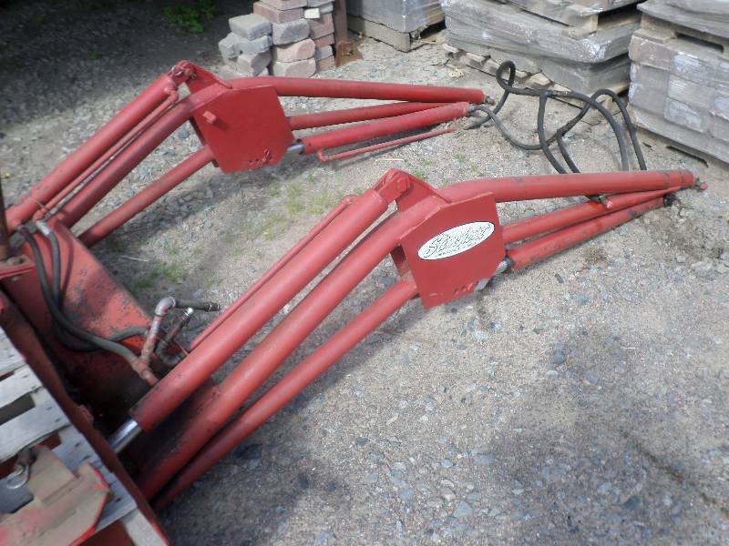 lot 2 image: Stan-Hoist Tractor Loader With Buck...